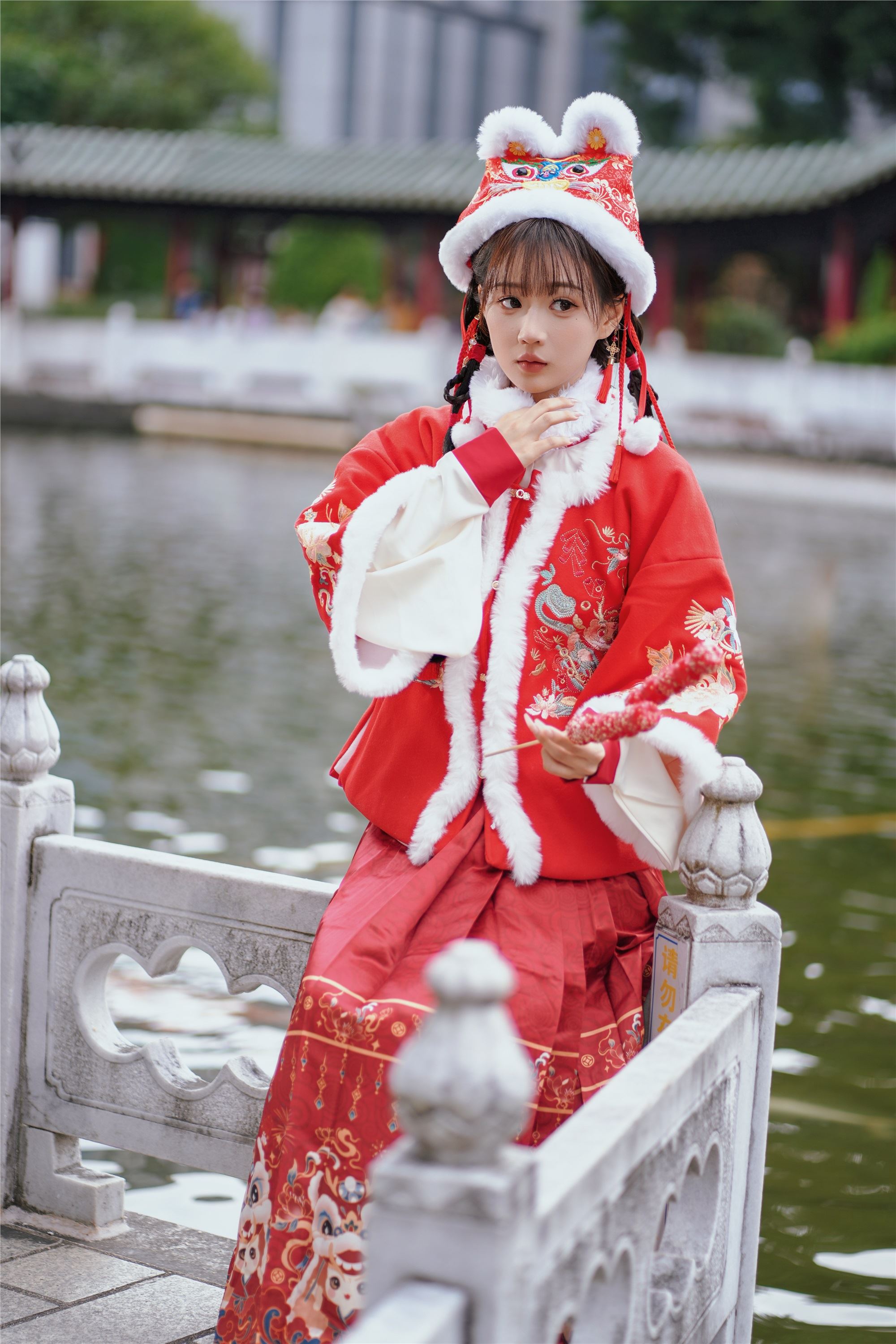 YITUYU艺图语 2025.01.31 红韵倩影 · 新年少女写真 甜心小鹿